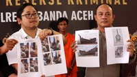 Kapolresta Banda Aceh Kombes Pol Fahmi Irwan Ramli (kanan) didampingi Kasat Reskrim Polresta Banda Aceh Kompol Fadhillah Aditya Pratama memperlihatkan barang bukti foto penyerahan uang dan kapal yang mengangkut pengungsi Rohingya saat rilis kasus penyuludupan manusia di Banda Aceh, Aceh, Senin (18/12/2023).
