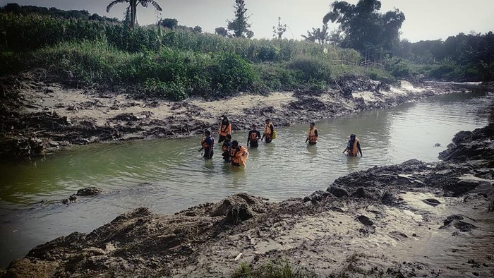 Tim SAR melakukan pencarian korban di sungai Serang, Boyolali, lokasi diduga korban tenggelam, Senin (18/12/2023).