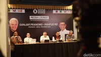 Deputi Kanal Media TPN GPMD Karaniya Dharmasaputra, Politisi PDI perjuangan Aria Bima, Ekonomi Senior Piter Abdullah melakukan konferensi pers di Media Center TPN Ganjar-Mahfud, Menteng, Jakarta Pusat, Senin (18/12/2023).