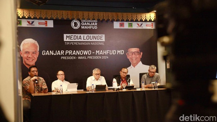 TPN Ganjar-Mahfud Tangkal Kampanye Hitam Tim Pemenangan Nasional (TPN) Ganjar-Mahfud gelar jumpa pers. Mereka membantah kampanye hitam yang menyebut Ganjar-Mahfud akan menghentikan dana bansos.