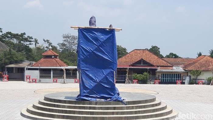 Tugu Salam Metal di Boyolali ditutup terpal, Senin 918/12/2023).