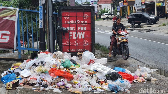 Tumpukan sampah di jalanan Kota Pekanbaru. (Raja Adil Siregar/detikSumut)