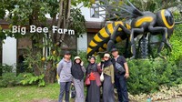 Foto keluarga di Big Bee Farm.