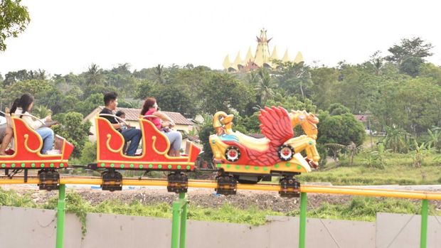Wahana permainan di Krakatau Park Lampung.