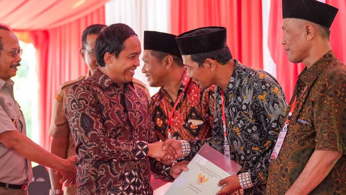 Wamen ATR/BPN, Raja Juli Antoni menyerahkan 1.000 sertifikat tanah milik warga di Kendal dan Batang (dok istimewa).