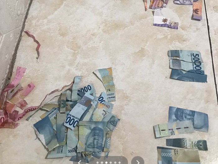 Wanita ini terkejut ketika melihat anaknya menggunting uang untuk keperluan belanja selama satu bulan bikin nyesek. Unggahannya langsung viral di media sosial