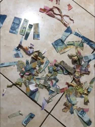 Wanita ini terkejut ketika melihat anaknya menggunting uang untuk keperluan belanja Wanita ini terkejut ketika melihat anaknya menggunting uang untuk keperluan belanja selama satu bulan bikin nyesek. Unggahannya langsung viral di media sosial