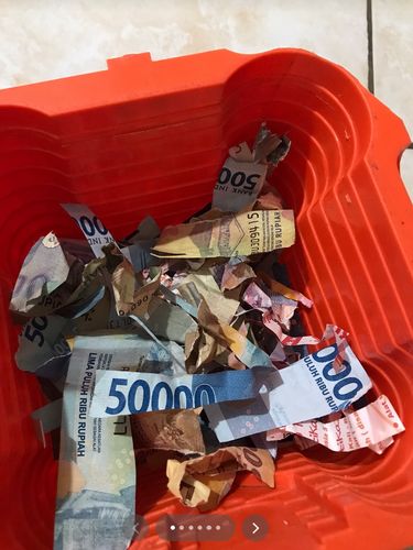 Wanita ini terkejut ketika melihat anaknya menggunting uang untuk keperluan belanja Wanita ini terkejut ketika melihat anaknya menggunting uang untuk keperluan belanja selama satu bulan bikin nyesek. Unggahannya langsung viral di media sosial