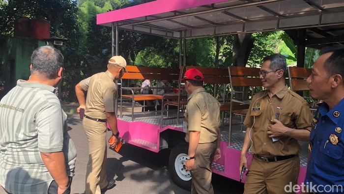 Petugas dari Pemkot Jogja melakukan pengecekan pada kereta kelinci di GL Zoo, Senin (18/12).