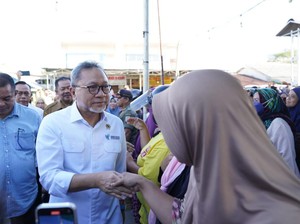 Zulhas Diteriaki Hidup Pak Mendag Saat Tinjau Pasar Pagi Sambas