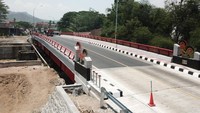 Penggantian/duplikasi Jembatan Callender Hamilton di Jawa Timur merupakan salahsatu proyek Kerja Sama Pemerintah dengan Badan Usaha (KPBU) antara Kementerian PUPR melalui Direktorat Jenderal Bina Marga dengan PT Baja Titian Utama sebagai Badan Usaha Pelaksana dan PT Penjaminan Infrastruktur Indonesia (Persero) sebagai penjamin dengan masa pelaksanaan 2021-2023.  