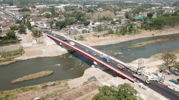 9 Jembatan di Jatim Divermak Ulang Kementerian PUPR telah menyelesaikan penggantian/duplikasi 9 jembatan lama di Jatim. Total biaya yang dikeluarkan mencapai Rp 582 miliar.