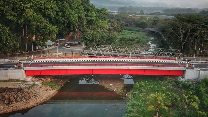 9 Jembatan di Jatim Divermak Ulang Kementerian PUPR telah menyelesaikan penggantian/duplikasi 9 jembatan lama di Jatim. Total biaya yang dikeluarkan mencapai Rp 582 miliar.