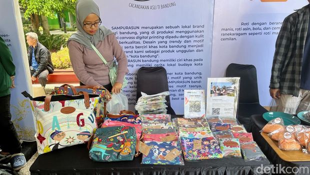 Acara Pengenalan Program Belanja Serba Lokal (SERLOK) Pemkot Bandung.