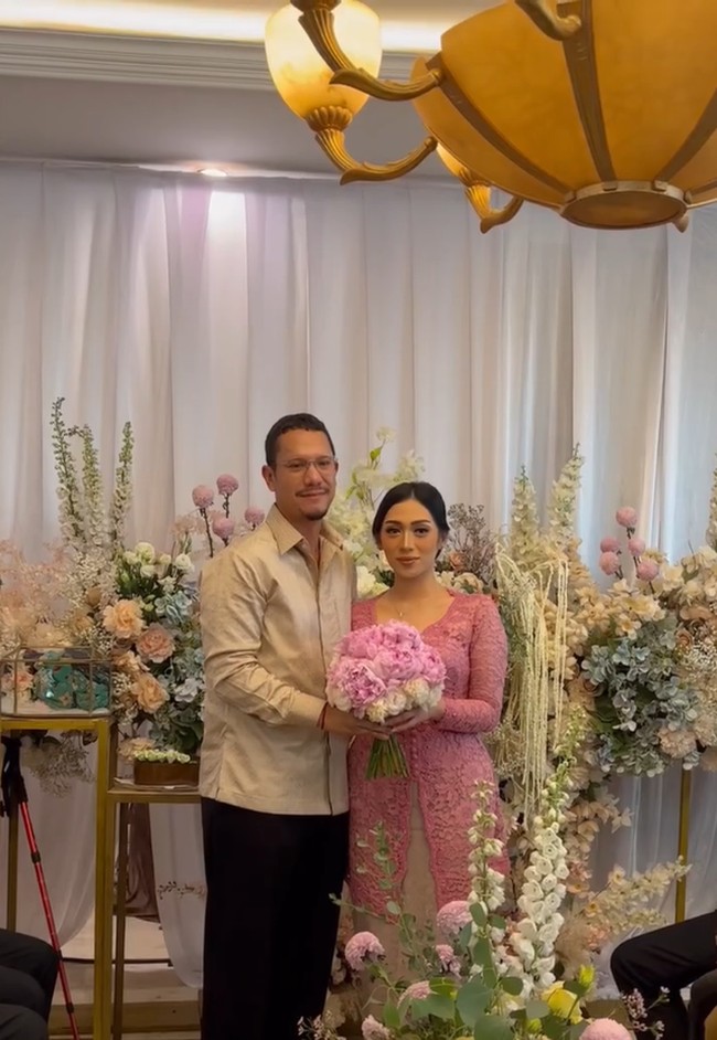 Dalam foto yang dibagikan Angga dan Ririn terlihat menggelar prosesi intim di rumah dengan dekorasi yang manis.  Foto: Instagram @dewiandarini