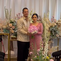 Dalam foto yang dibagikan Angga dan Ririn terlihat menggelar prosesi intim di rumah dengan dekorasi yang manis.  Foto: Instagram @dewiandarini