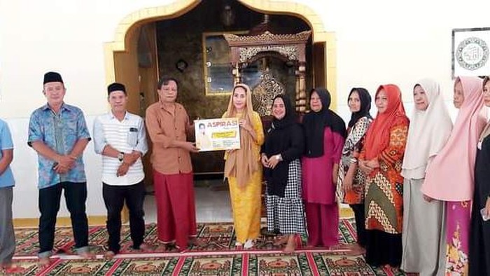 Anggota DPRD Gorontalo Yeyen Sidiki (baju kuning) yang juga caleg dari Golkar saat menyerahkan uang Rp 10 juta secara simbolis di masjid.