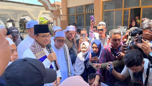 Capres Anies Baswedan saat diwawancarai awak media setelah silaturahmi di Pondok Pesantren Al-Aziziyah, Lombok Barat, NTB, Selasa (19/12/2023).