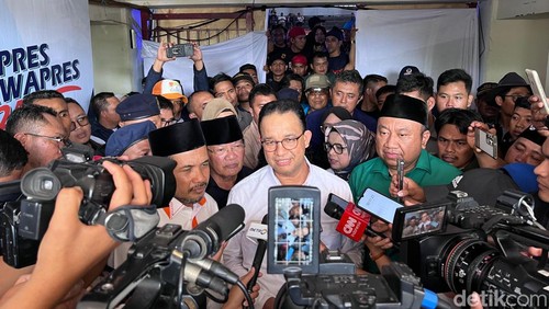 Anies Baswedan memberi keterangan kepada awak media seusai menyapa ribuan pendukungnya di GOR Turida Mataram, NTB, Selasa (19/12/2023). (Foto: Helmy Akbar/detikBali)