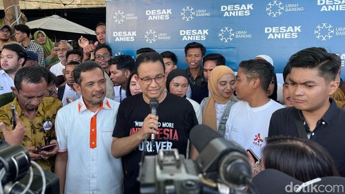 Anies Baswedan saat ditemui usai dialog Desak Anies di Mataram, Selasa (19/12/2023).