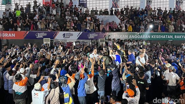 Anies Baswedan saat menyapa ribuan pendukungnya di GOR Turida Mataram, Nusa Tenggara Barat (NTB), Selasa (19/12/2023).