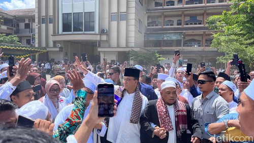 Anies Baswedan saat tiba di Pondok Pesantren (Ponpes) Al-Aziziyah Gunung Sari, Lombok Barat, pada Selasa (19/12/2023). (Helmy Akbar / detikBali)