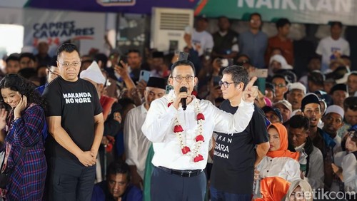 Anies didampingi Hamdan Zoelva dan Zulkieflimansyah di GOR Turida Mataram pada Selasa (19/12/2023).