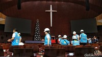 Petugas mengecek ketersediaan listrik di Gereja Reformed Injili Indonesia seusai apel.  