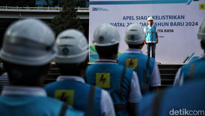 Apel Siaga PLN Jelang Natal dan Tahun Baru PLN Unit Induk Distribusi Jakarta Raya menggelar apel siaga kelistrikan natal 2023 dan tahun baru 2024 di Jakarta, Selasa (19/12/2023).