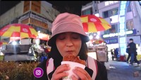 Arafah dan Halda juga mencoba hotteok. Hotteok itu dibanderol harga 2.000 KRW (Rp 23 ribuan) dengan isi gula dan kacang-kacangan. Foto: YouTube Arafah Rianti
