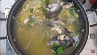 Hidangan pertama yang mereka nikmati ini adalah sup ikan dari sebuah restoran. Sup ikan itu disajikan bersama aneka sayuran, seperti lobak, daun bawang, dan tauge. Foto: YouTube Arafah Rianti