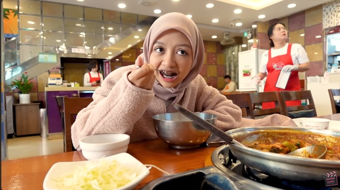 Arafah dan Halda kulineran di Korea