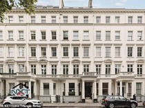 Frustasi Susah Cari Parkir, Sopir Ini Beli Balkon Rp 686 Juta buat Parkir Doang