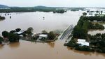 Banjir Bikin Bandara Terendam hingga Jalan Terbelah di Australia