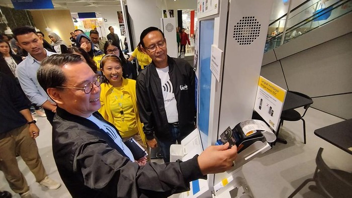 Direktur Jaringan dan Retail Banking Bank Mandiri Aquarius Rudianto bersama Presiden Direktur Visa Indonesia Riko Abdurrahman saat meresmikan peluncuran layanan Mandiri Contactless di IKEA Taman Anggrek, Jakarta, Selasa (19/12/2023).