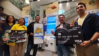 Direktur Jaringan dan Retail Banking Bank Mandiri Aquarius Rudianto bersama Presiden Direktur Visa Indonesia Riko Abdurrahman meluncurkan layanan Mandiri Contactless di IKEA Taman Anggrek, Jakarta.