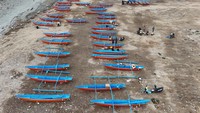 Pemerintah Kota Palu memberikan bantuan perahu dan peralatan penangkap ikan kepada puluhan nelayan Teluk Palu.
