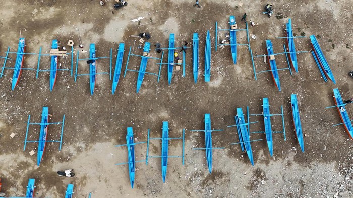 Sejumlah nelayan mengamati perahu bantuan pemerintah usai serah terima di Pantai Teluk Palu di Palu, Sulawesi Tengah, Senin (18/12/2023). Pemerintah Kota Palu memberikan bantuan perahu dan peralatan penangkap ikan kepada puluhan nelayan Teluk Palu guna memaksimalkan hasil tangkapan dan meningkatkan kesejahteraan masyarakat khususnya nelayan di daerah tersebut. ANTARA FOTO/Mohamad Hamzah/YU