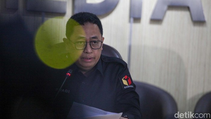Anggota Bawaslu Puadi memberikan keterangan pers di Kantor Bawaslu, Jakarta, Selasa (19/12/2023).