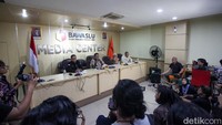 Ketua Badan Pengawas Pemilu (Bawaslu) Rahmat Bagja, Anggota Bawaslu Lolly Suhenty, Anggota Bawaslu Puadi, dan Anggota Bawaslu Totok Hariyono memberikan keterangan pers isu di Kantor Bawaslu, Jakarta, Selasa (19/12/2023).