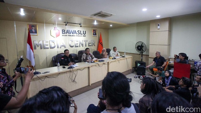 Bawaslu Respons Geger Transaksi Janggal di Masa Kampanye Anggota Bawaslu Puadi memberikan keterangan pers di Kantor Bawaslu, Jakarta, Selasa (19/12/2023).