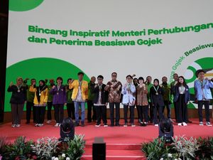 Anak Mitra Gojek Lulus Kuliah dari Beasiswa, Menhub RI Menangis Haru
