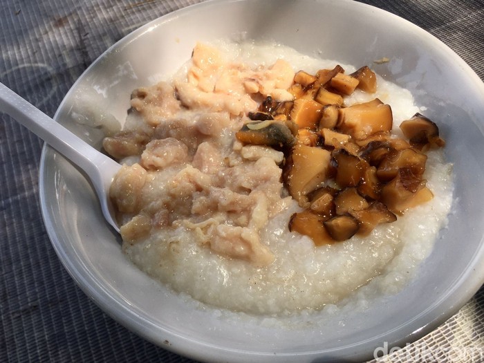 Bubur ayam dengan topping telur bitan di Surabaya