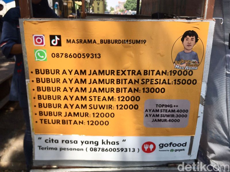Bubur ayam dengan topping telur bitan di Surabaya