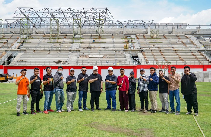 Bupati Kediri Hanindhito Himawan Pramana menggandeng suporter Persik dan manajemen Persedikab saat meninjau pembangunan Stadion Gelora Daha Jayati (GDJ).