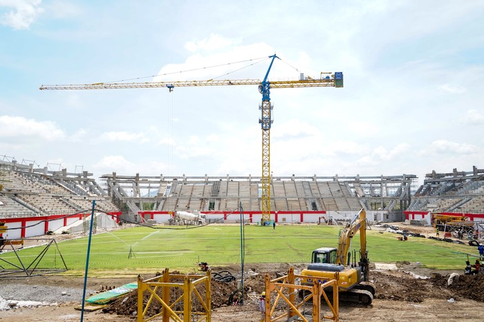 Bupati Kediri Hanindhito Himawan Pramana menggandeng suporter Persik dan manajemen Persedikab saat meninjau pembangunan Stadion Gelora Daha Jayati (GDJ).
