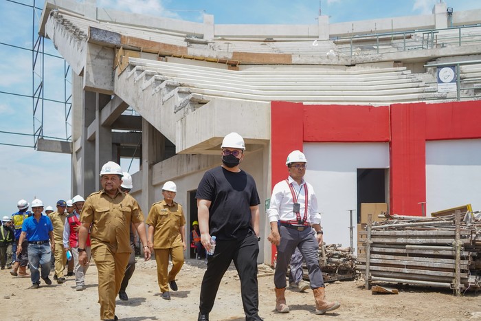 Bupati Kediri Hanindhito Himawan Pramana menggandeng suporter Persik dan manajemen Persedikab saat meninjau pembangunan Stadion Gelora Daha Jayati (GDJ).