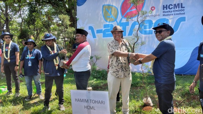 Bupati Sumenep Achmad Fauzi bersama perwakilan HCML secara simbolis menanam 3.000 pohon di Gili Iyang.