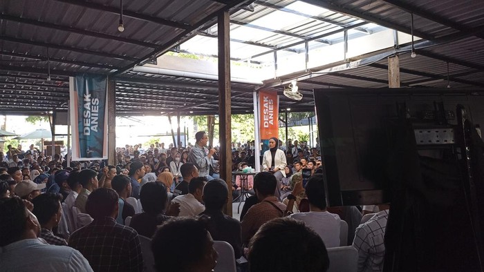 Capres nomor urut 1 Anies Baswedan menghadiri diskusi bersama milenial bertajuk Desak Anies di Kafe Pedjoeang, Mataram, Nusa Tenggara Barat (NTB).