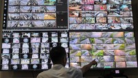 Petugas menunjukkan layar rekaman CCTV area bandara di Posko Terpadu Natal dan Tahun Baru di Bandara Soekarno-Hatta, Tangerang, Banten, Senin (18/12/2023).